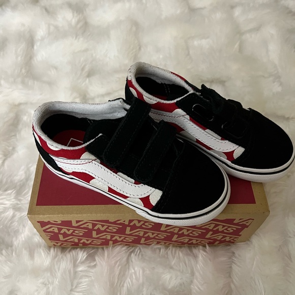 Vans Other - Old Skool V
(Polka Dot)Red/True White
VNOA38JN2JX